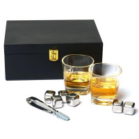 Набор для виски (2 стакана, 6 кубиков для виски, 1 щипцы) в деревянной коробке