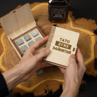 Камни для виски "Тато дуже зайнятий" 6 штук в деревянной подарочной коробке