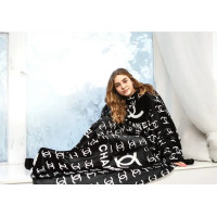 Плед с рукавами из микрофибры, 200х160 см (Шанель на черном) Плед с рукавами из микрофибры, 200х160 см (Шанель на черном)