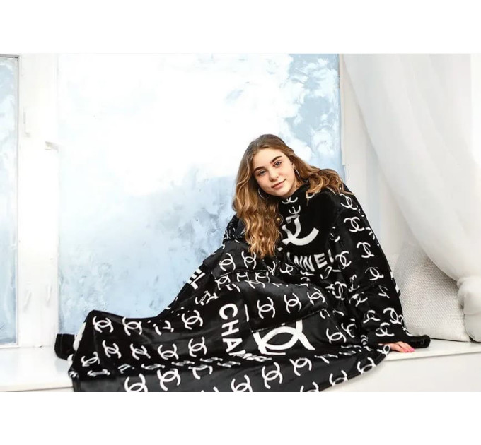 Плед із рукавами з мікрофібри, 200х160 см (Шанель на чорному)