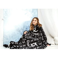 Плед с рукавами из микрофибры, 200х160 см (Шанель на черном) Плед с рукавами из микрофибры, 200х160 см (Шанель на черном)