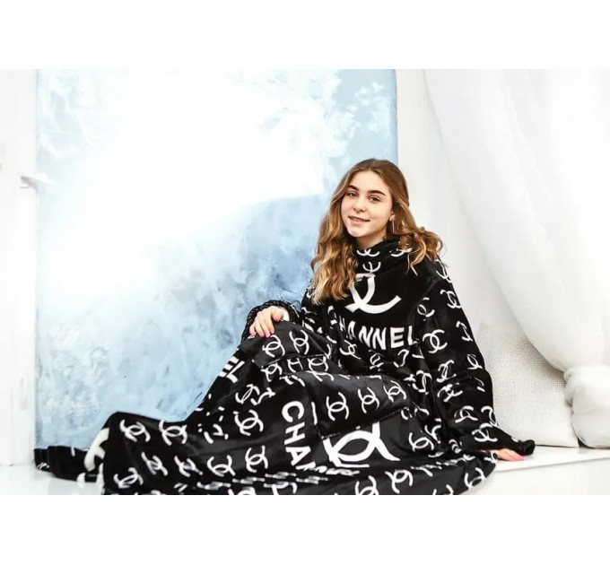 Плед із рукавами з мікрофібри, 200х160 см (Шанель на чорному)