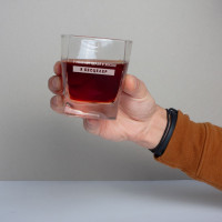 Стакан для виски "У МЕНЯ НЕТ ЦЕЛЕЙ В ЖИЗНИ - Я БЕСЦЕЛЛЕР, русский, Крафтовая коробка