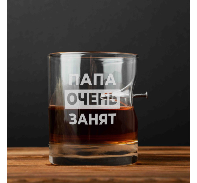 Стакан с гвоздем "Папа очень занят", русский, Тубус из шпона