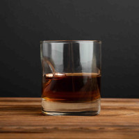 Стакан с пулей для виски в тубусе, Тубус из шпона